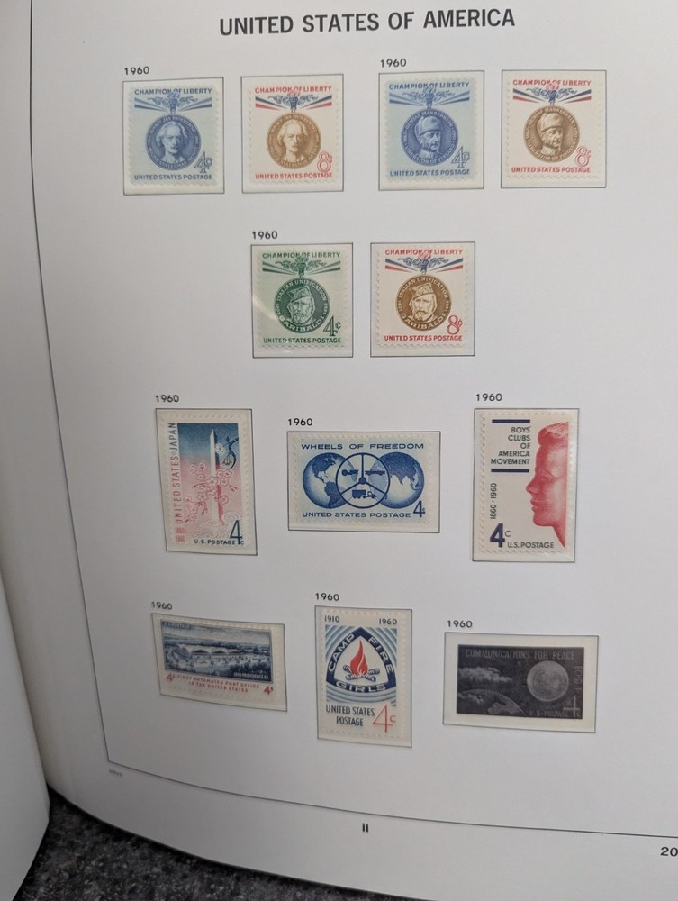 US - DAVO LUXE - GENTLY USED - US - VOLUME I + II + III HINGELESS STAMP ALBUMS