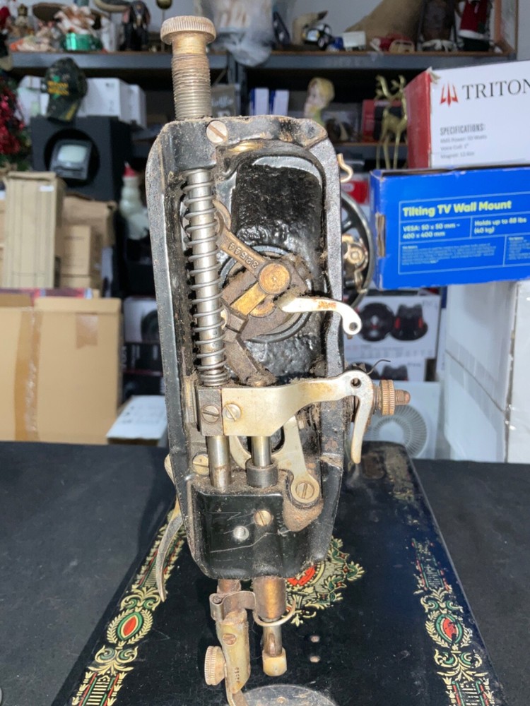 VINTAGE SINGER SEWING MACHINE