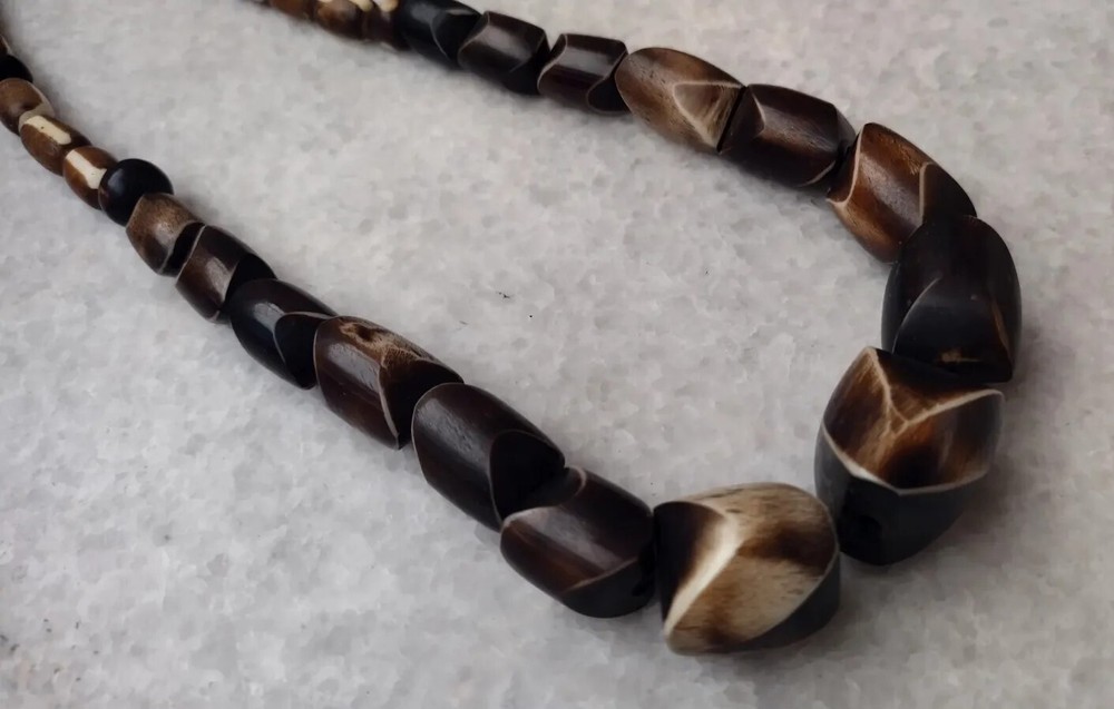 Beautiful vintage plastic necklace
