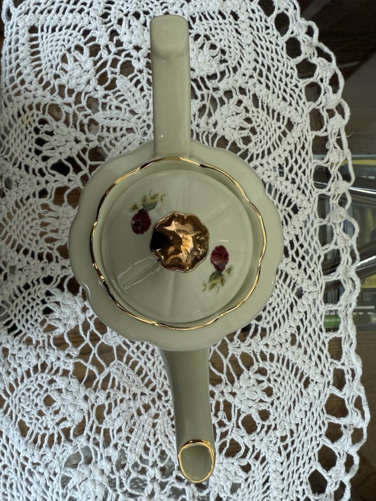 Madison & Max _ Roses Tea Pot