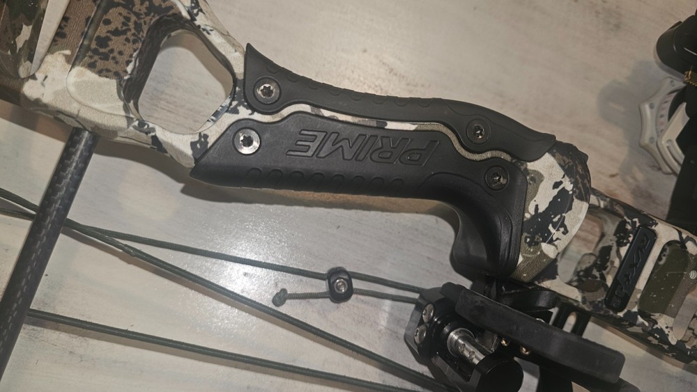 Prime RVX + 32 compound bow 70 lb. Right hand