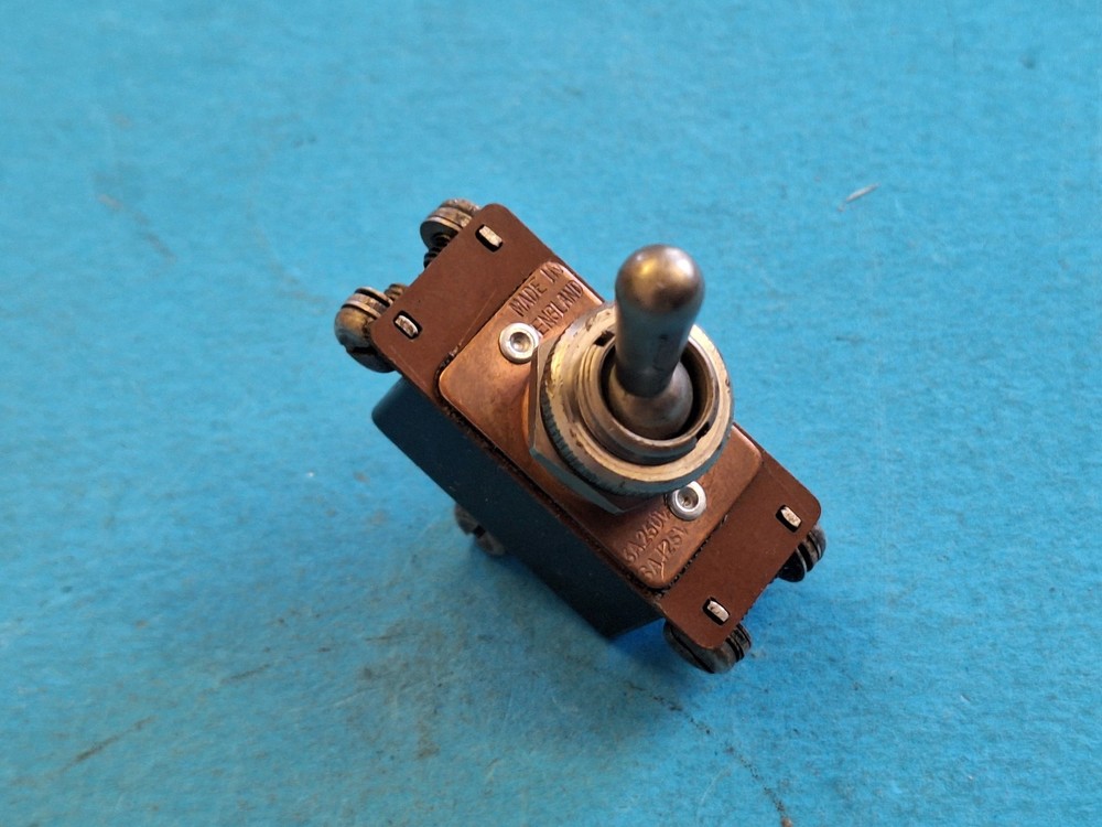 Toggle switch ~ DPDT ~ 250v @ 3A ~ Screw terminals ~ RS Components