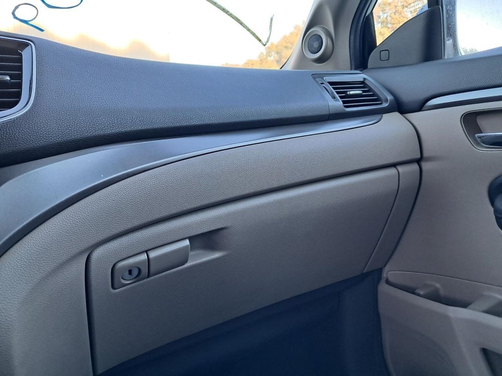 PILOT     2020 Glove Box 4864155