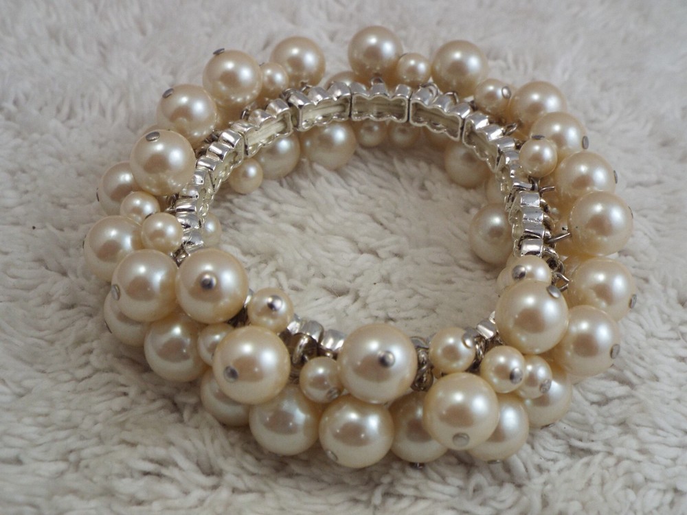 Silvertone White Bead Stretch Bracelet (A56)