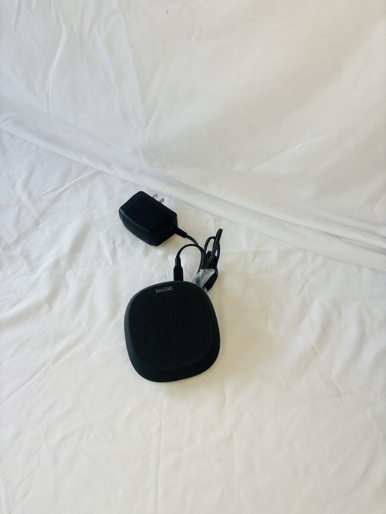 SanDisk iXpand Base, an automatic backup charger and base for iPhone