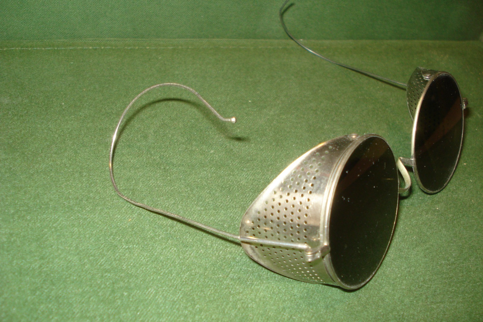 VINTAGE WELDING GLASSES, CIRCA 1930's