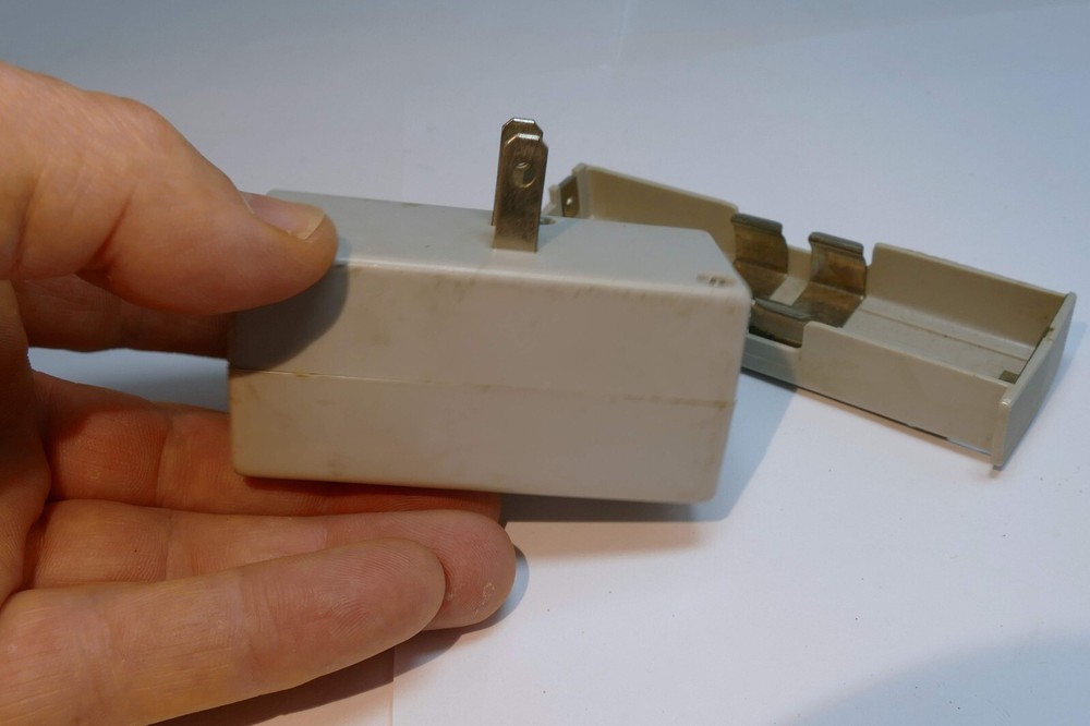 AA battery holder for a vintage flash