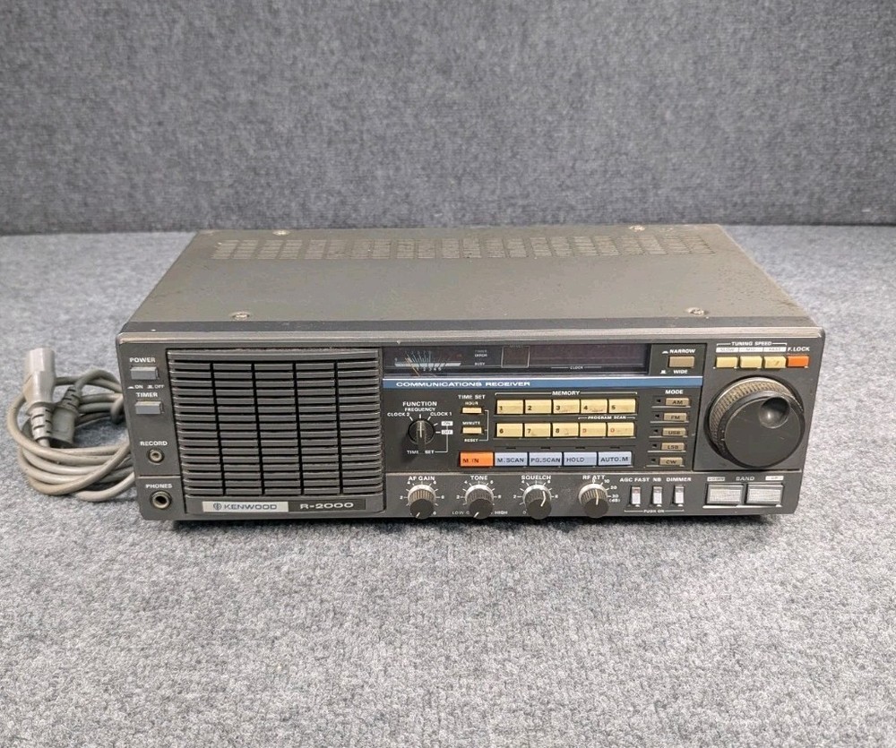 Excellent KENWOOD R-2000 COMMUNICATIONS RECEIVER POWERS ON