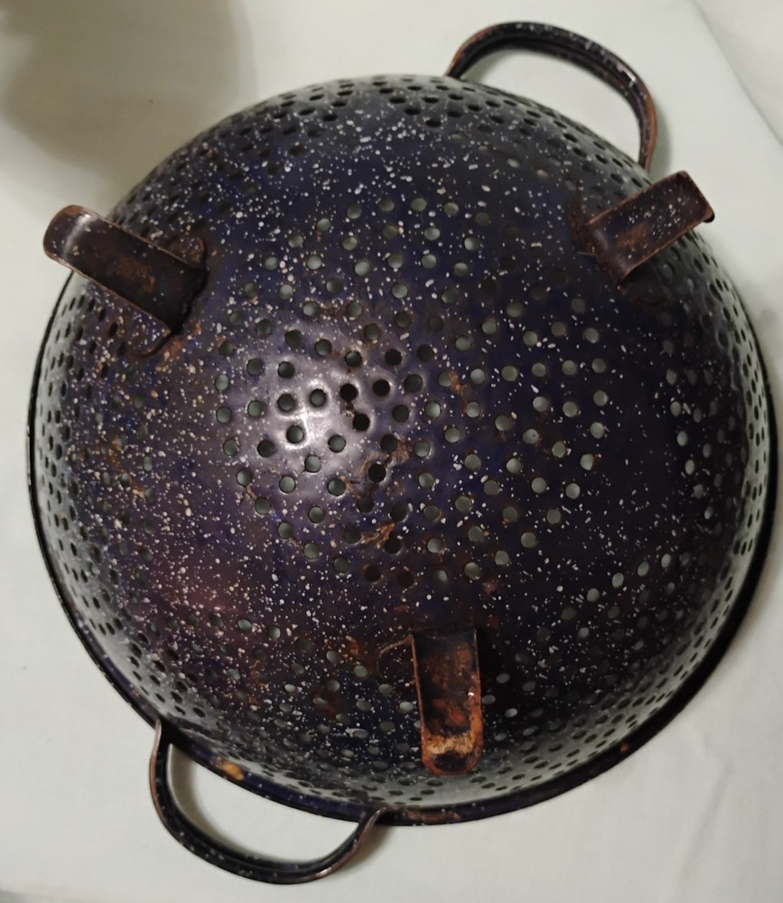 Vintage Black Speckled Enamelware Footed 7 Circle Pattern Colander Strainer MCM