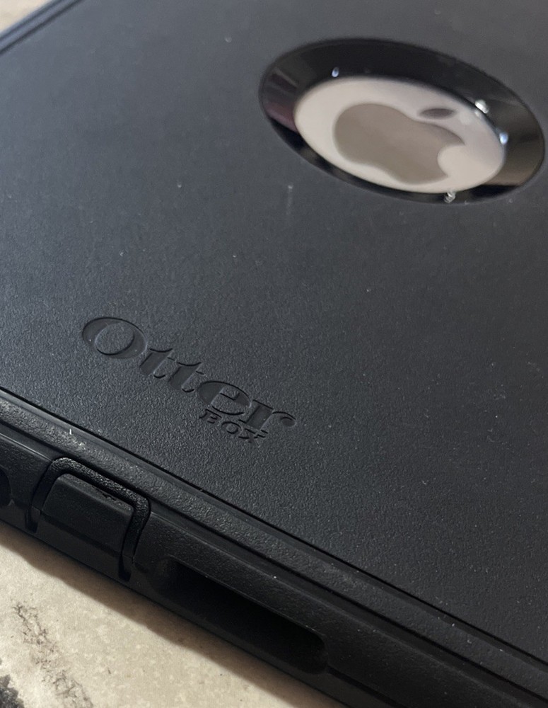 iPad 8 WiFi Cellular Otterbox Case Great Condition Broken