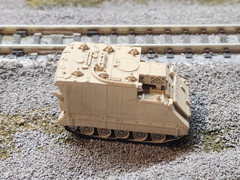 N Scale 1:160 M577 Command Post Carrier Desert Camo - US Army