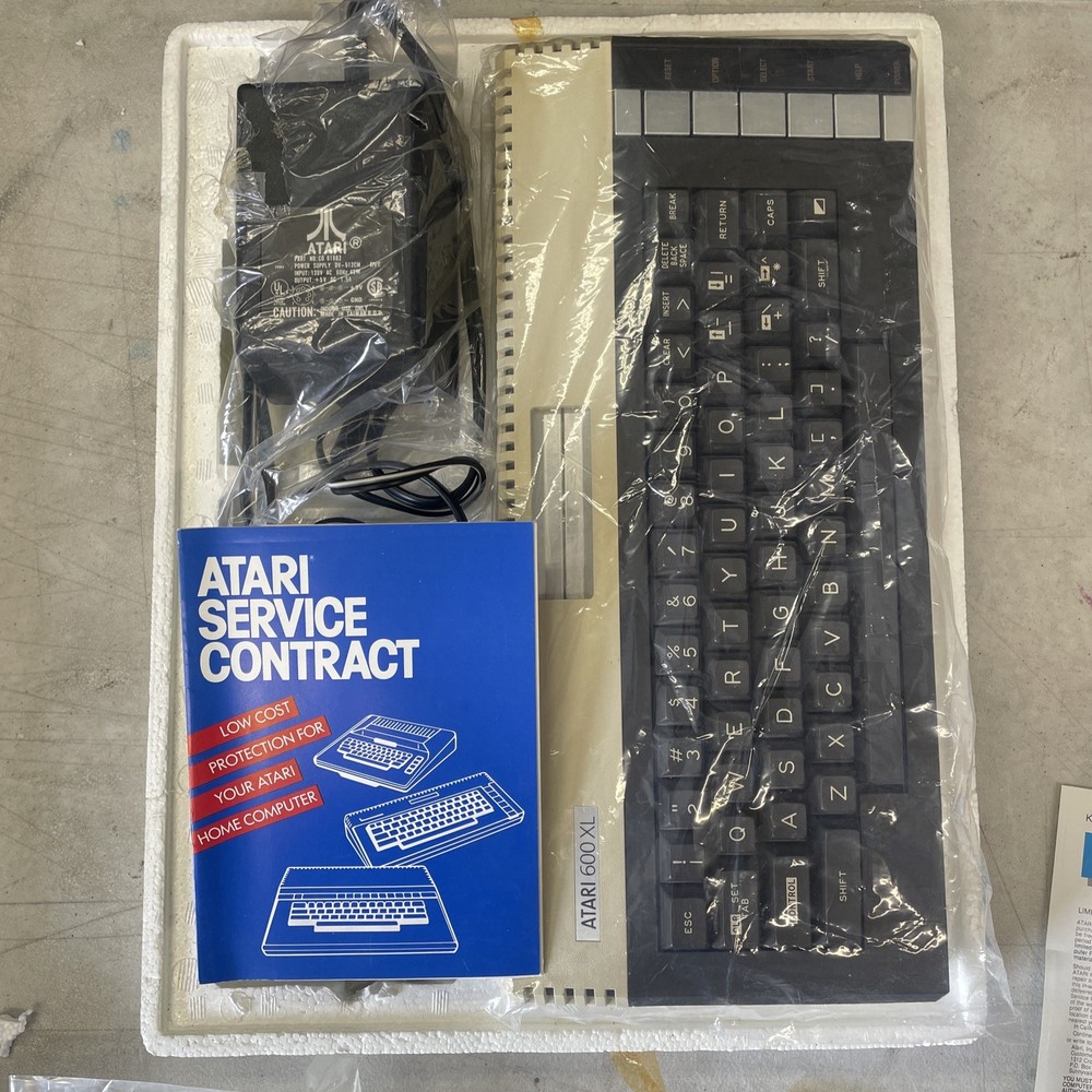 Atari 600XL VTG Home Computer Video Game Console Untested
