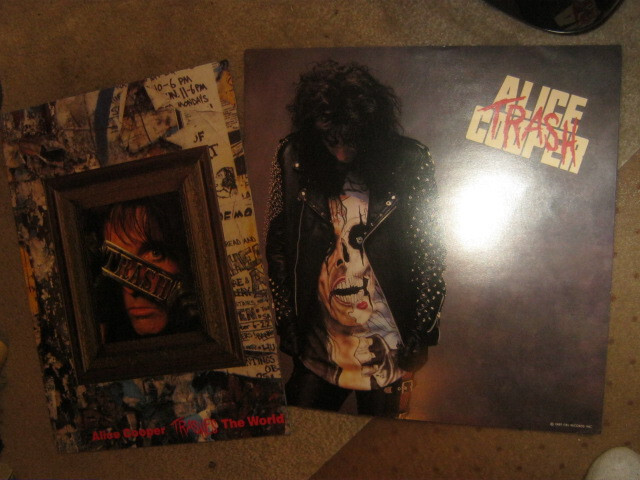 ALICE COOPER 1989 'Trash' VINTAGE CONCERT TOUR BOOK & PROMOTIONAL FLAT NEW/MINT