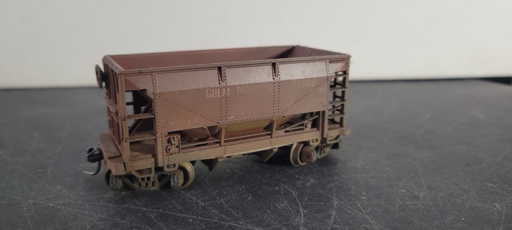 BB04 HO Scale Train Car UNDECORATED SMALL EMPTY HOPPER KNUCKLERS