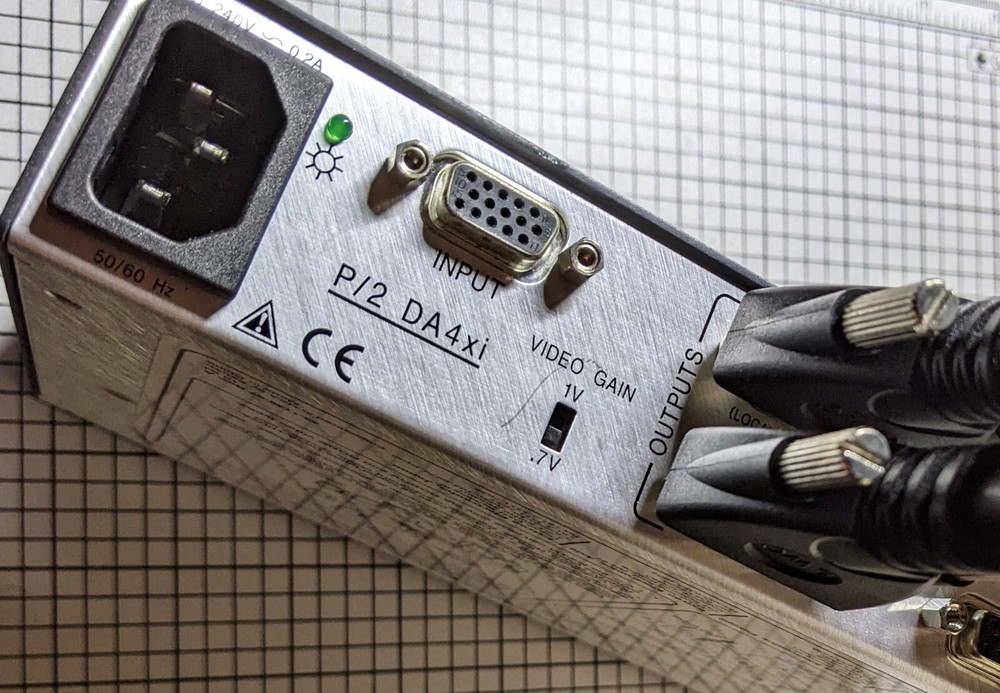 Extron P/2 DA4xi VGA or UXGA distribution amplifier WITH CABLES