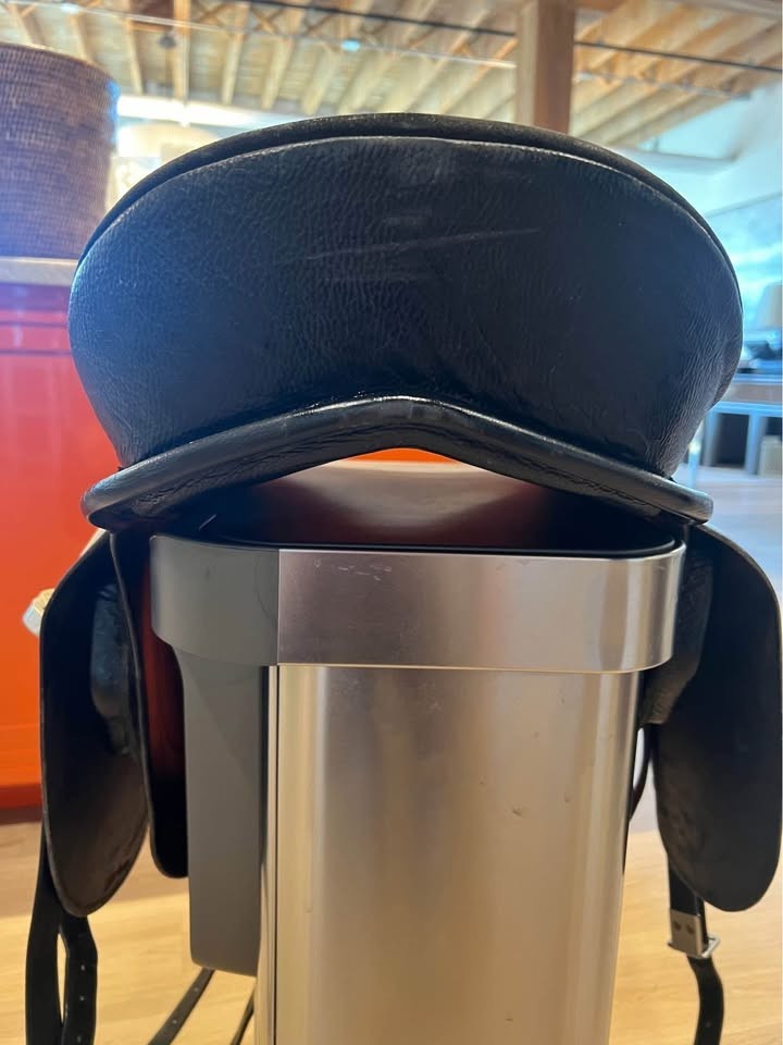 Ansur Treeless Saddle -Black - 17"