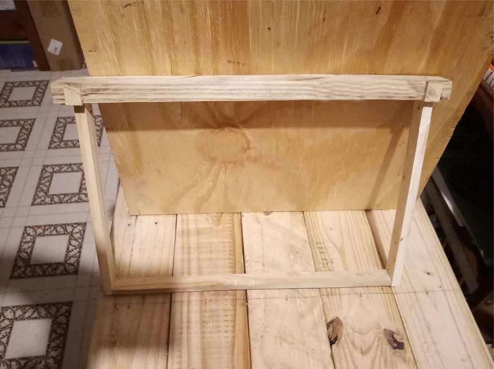HONEYBEE SWARM TRAP BOX WITH FRAMES