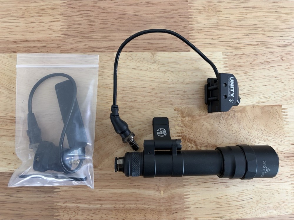 Replica SF M640 Weapon Mounted Light + Hot Button Switch