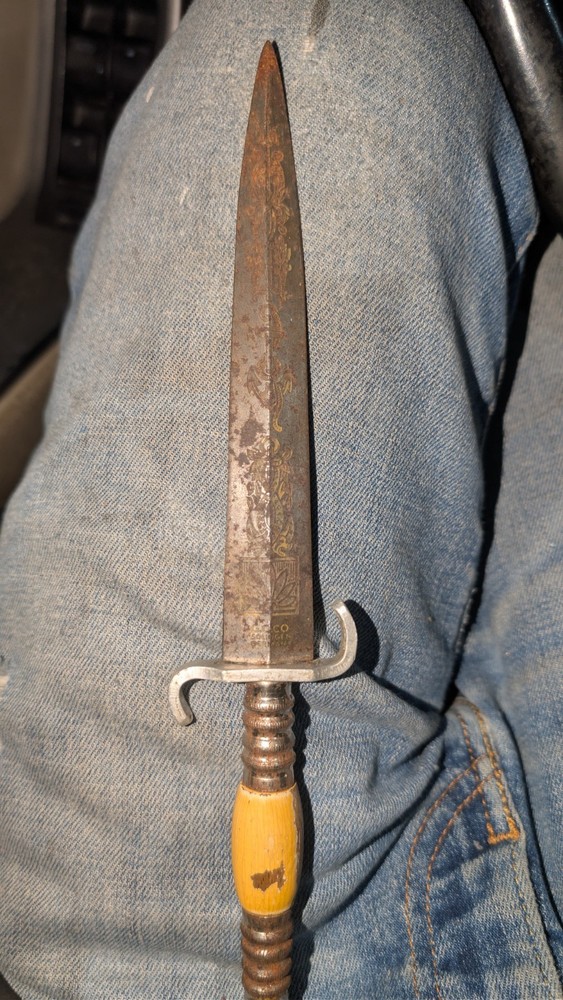 A GERMAN SOLINGEN DAGGER WITH ENGRAVED BLADE
