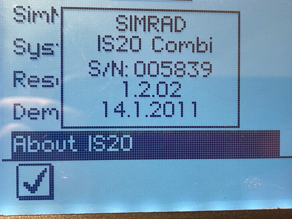 Simrad IS20 Combi Display with cover