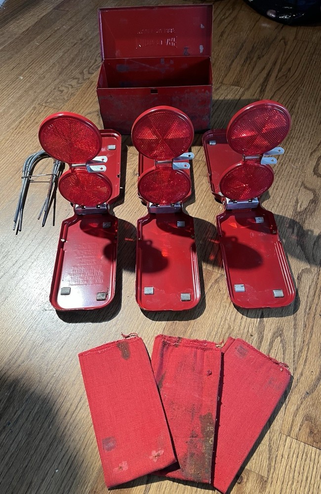 3 VINTAGE MICRO-FLARE MICRO-FLEX ROADSIDE EMERGENCY REFLECTORS & CASE