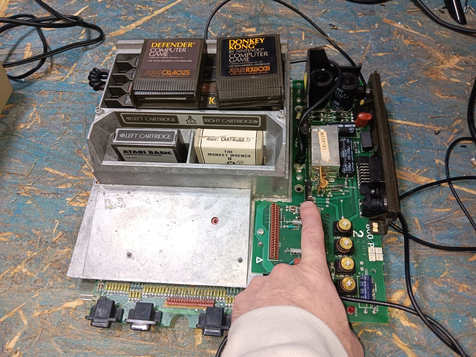 Atari 800 BAREBONES Motherboard-FULL RAM-GAMES-BASIC & MONKEY II-GOOD-SEE ALL