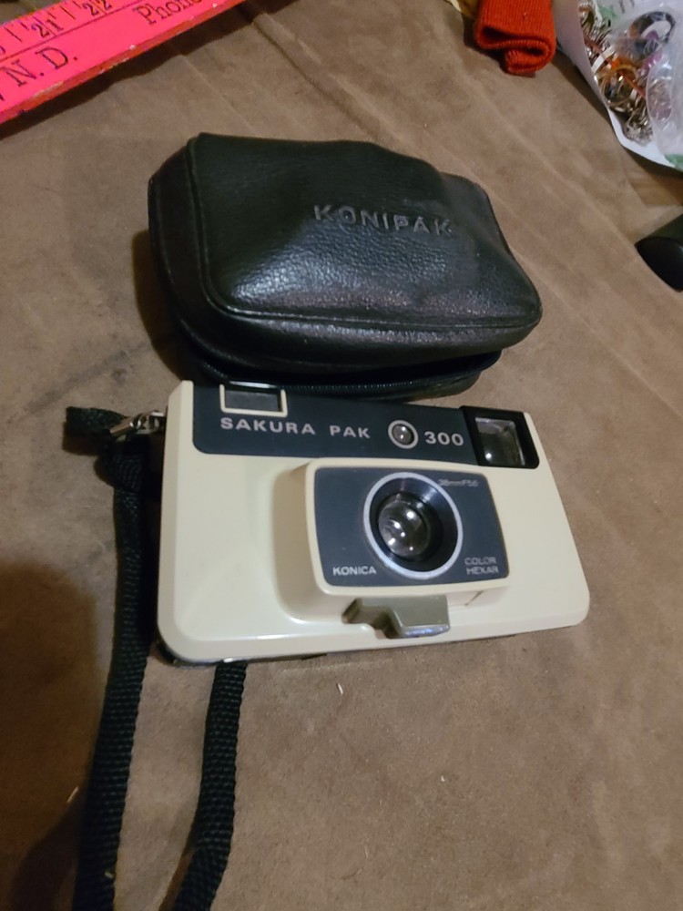 Sakura Pak 300  Camera with Case Untested
