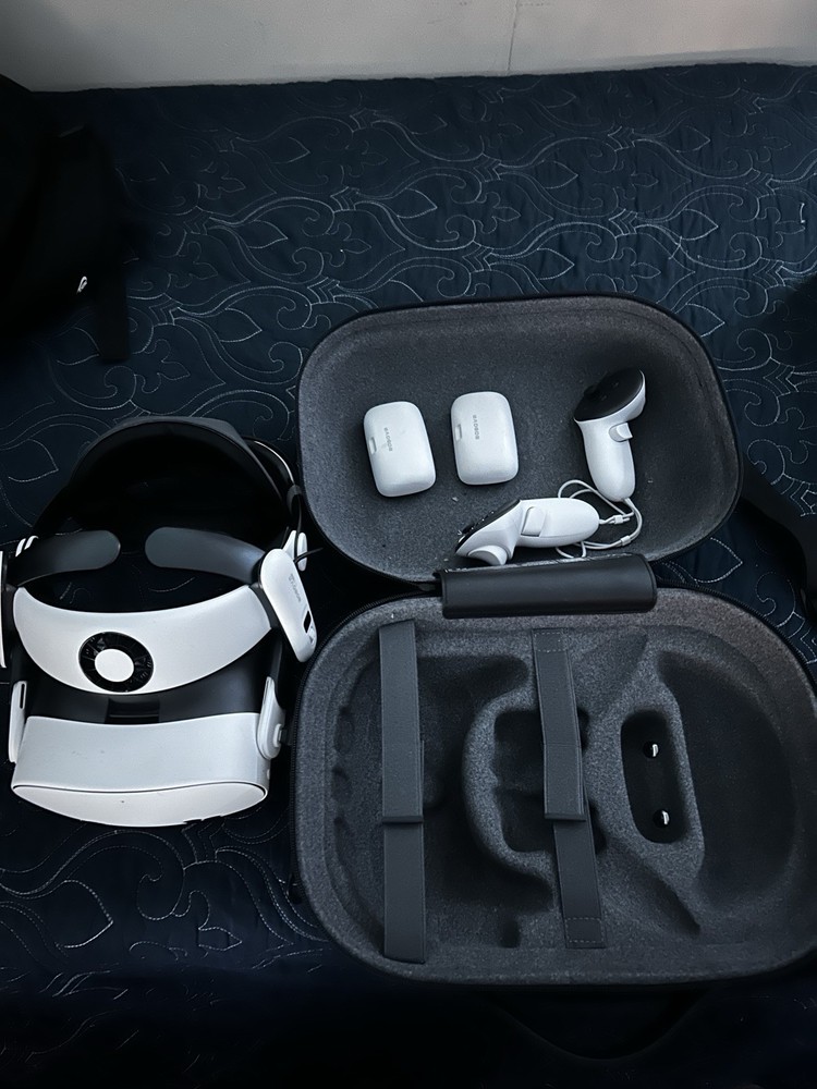 Meta Quest 3s Standalone VR Headset White/Black w/ Controllers, BOBOVR Bundle