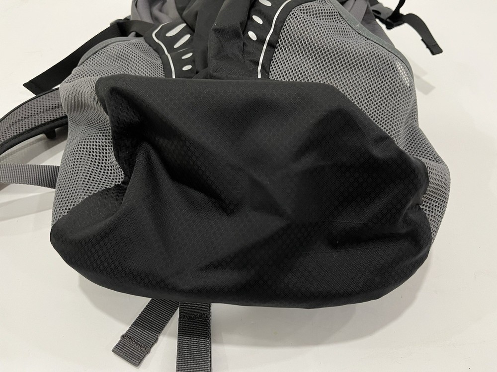 Osprey Daylite Hiking H2O Hydration Backpack Daypack Bag Black/Gray EUC