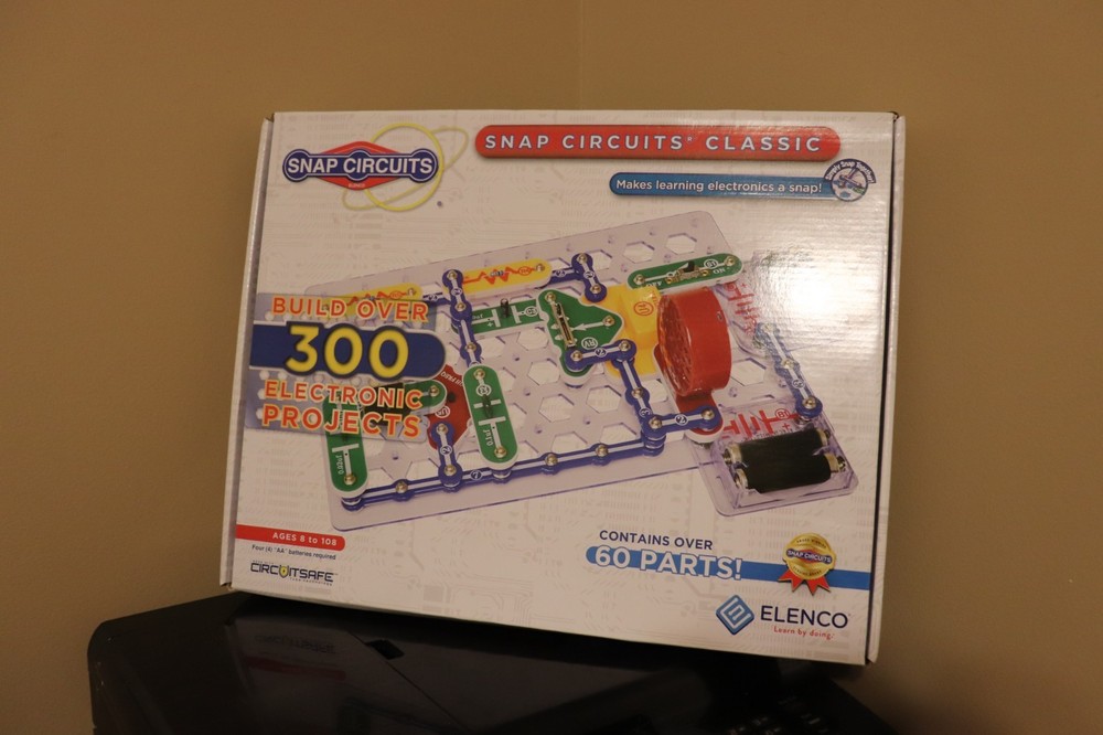 Snap Circuits Classic SC-300 Electronics Exploration Kit Over 300 Projects NEW