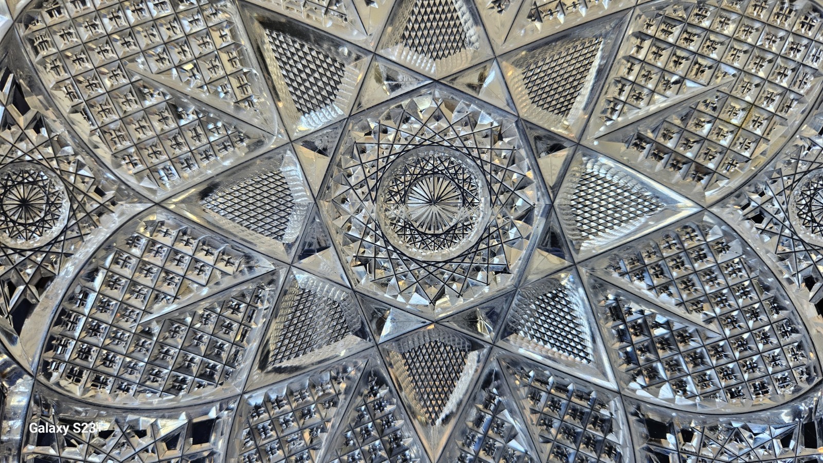 Hawkes "Aberdeen" pattern American Brilliant Cut Glass low dish w sawtooth Rim