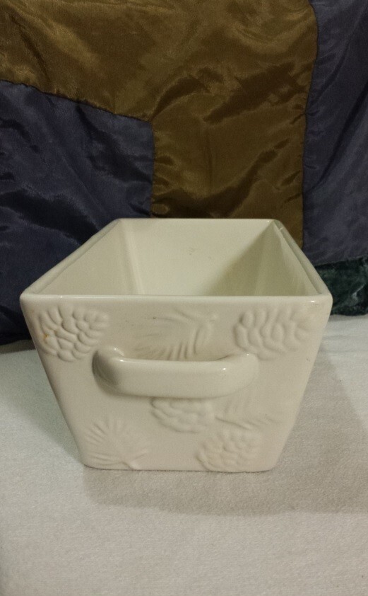 Real Home White Ceramic Loaf Pan Handles Baking Earthenware Pinecone w/ Lid