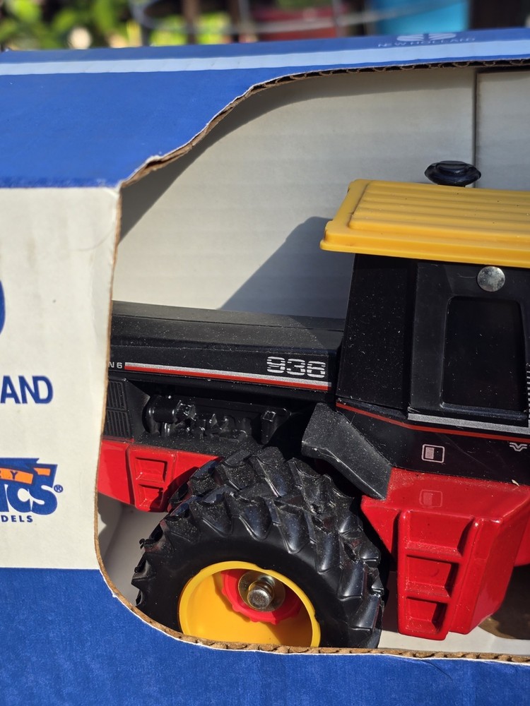 New Holland 936 1/32 Scale County Classics JLE395DS