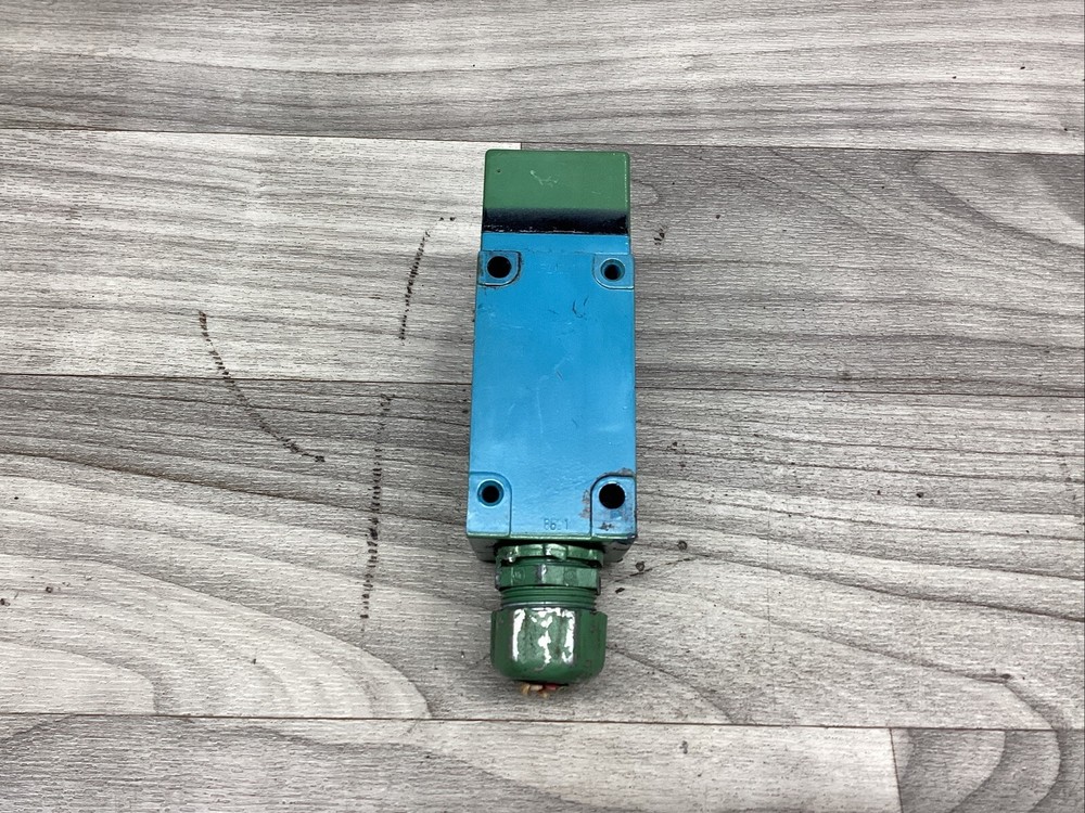 MICRO SWITCH LSP1A LIMIT SWITCH #829F320