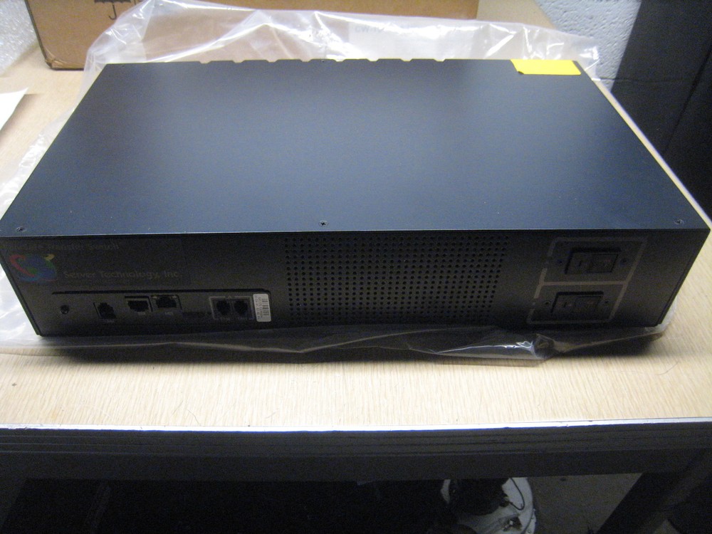 Server Technology Fail-Safe transfer switch 16 CHANNEL 30A 120V CW-16HF1B452