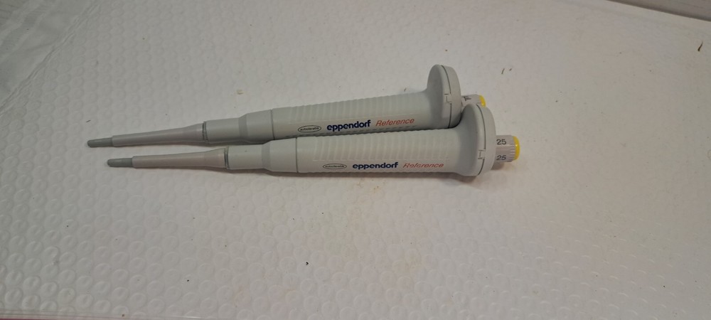lot of 2 Eppendorf Reference 25 µL Single Channel Pipette