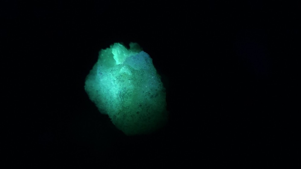 UV Reactive Aragonite