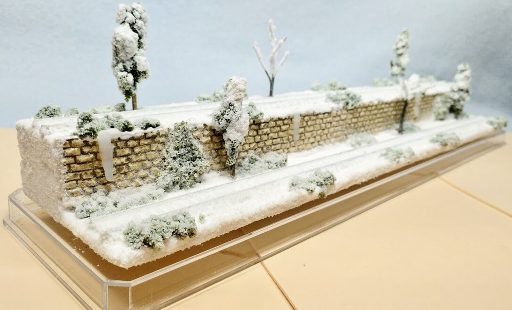 N SCALE 16" 2-LEVEL -WINTER SCENE- DISPLAY CASE -FOR ANY N TRAINS