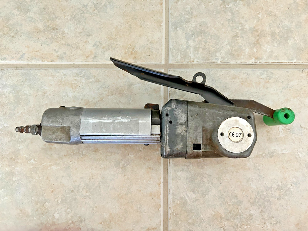 SIGNODE Model VXM-2000-Z  Pneumatic Poly Tension Weld Strapping Tool - Used