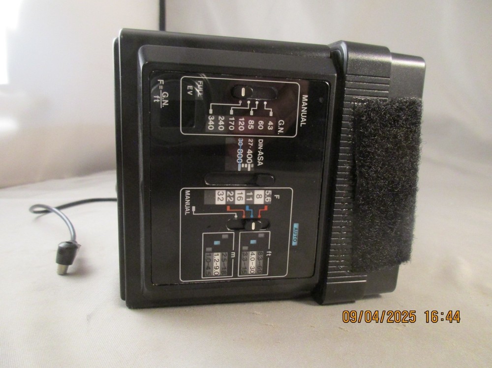 Vivitar 3900 Auto Thyristor Flash w/bracket, cable & block used good condition