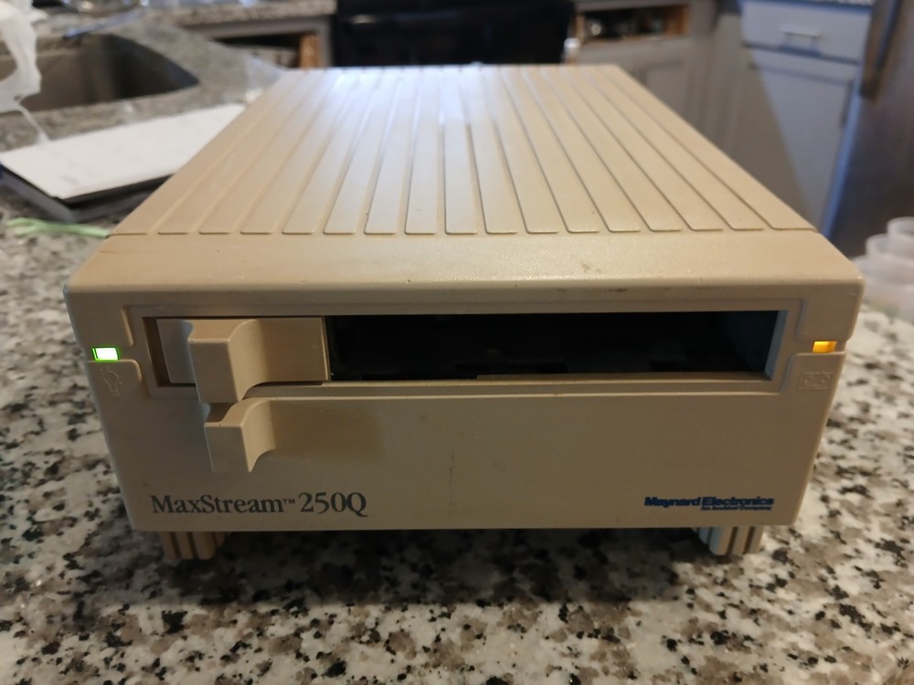 MaxStream 250Q Apple Inc Pre Owned 250MB Tape Backup System