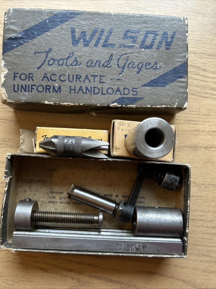 VINTAGE L.E. WILSON UNIVERSAL CASE TRIMMER WITH BURRING TOOL,SHELL HOLDER