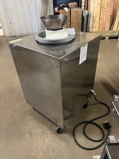 AM Manufacturing Round-O-Matic Dough Rounder - R900