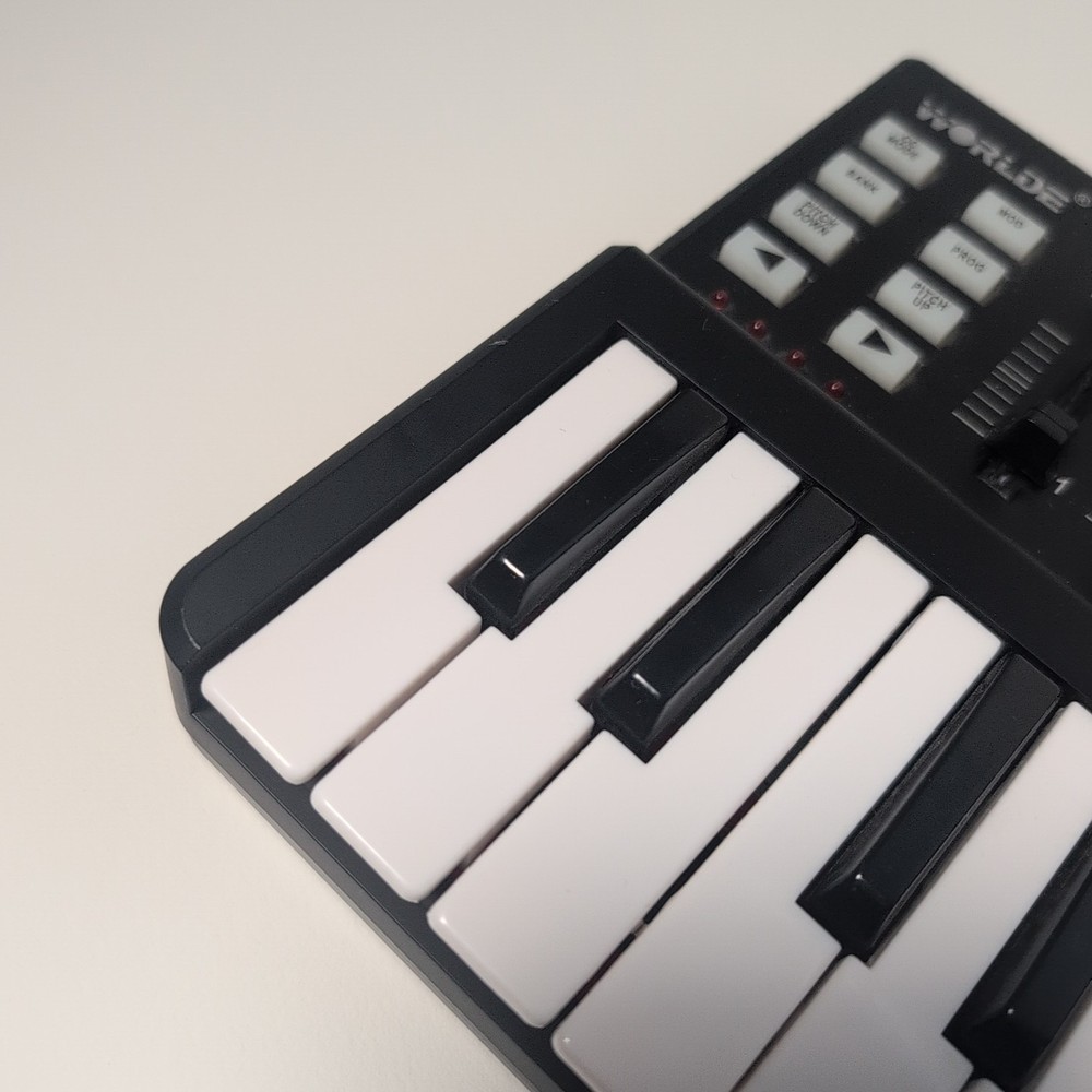 Worlde Panda Mini USB MIDI Keyboard Controller 25 Keys w/ Drum Pads IOB