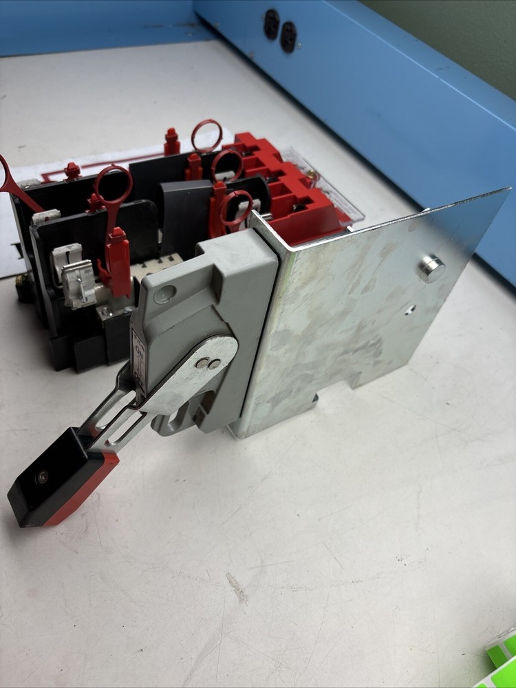EATON 30/60A FUSEIBLE DISCONNECT SWITCH WITH HANDLE