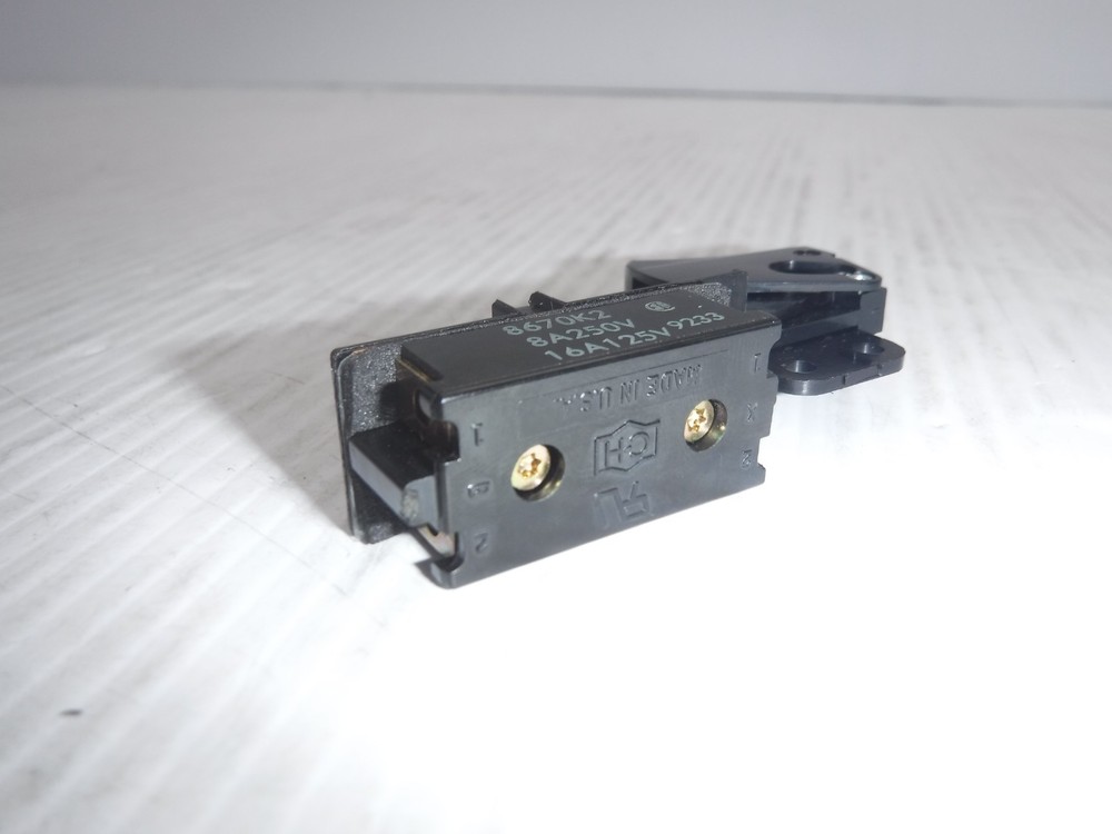 8670K2 / 8A250V / 16A125V Trigger Switch ** Screws Not Included **