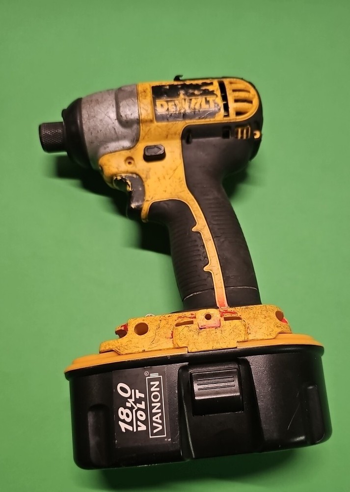 DEWALT DC825 1/4 inch Cordless Impact Driver with Battery