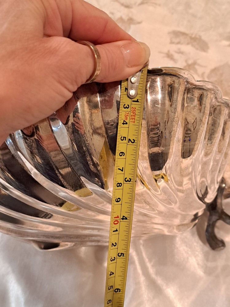 Leonard Silver Silver-plate Clam Shell Shaped Serving Bowl with Candle Holder