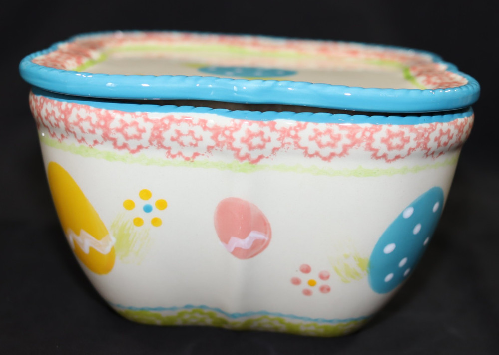 Temptations Old World Easter Egg Hunt Square Baker with Lid - 1 Quart
