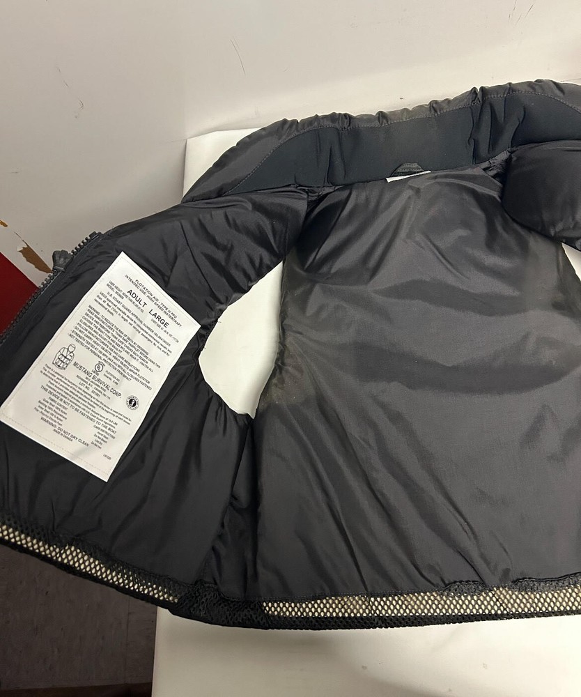 Stearns A Floatation Device(PFD)Model# MV5600 SO TYPE III LARGE BLACK